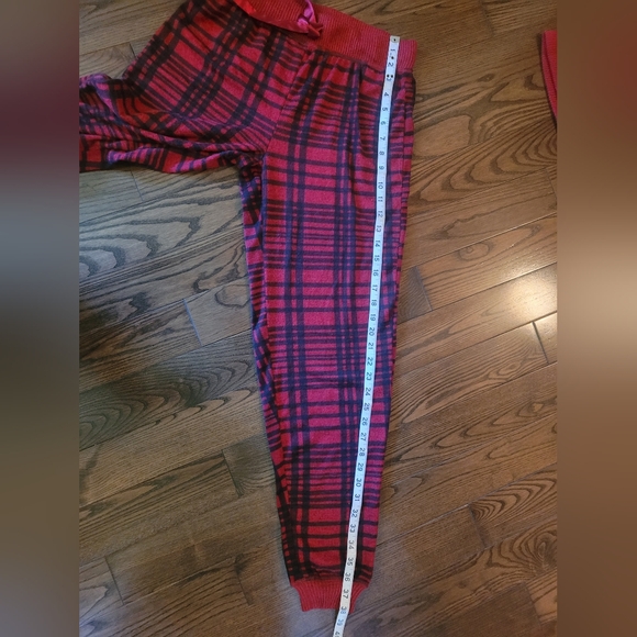 NWOT CHRISTMAS 2 PIECE PJ SET, Never Worn,only tried on, Great Christmas gift. - Picture 7 of 8